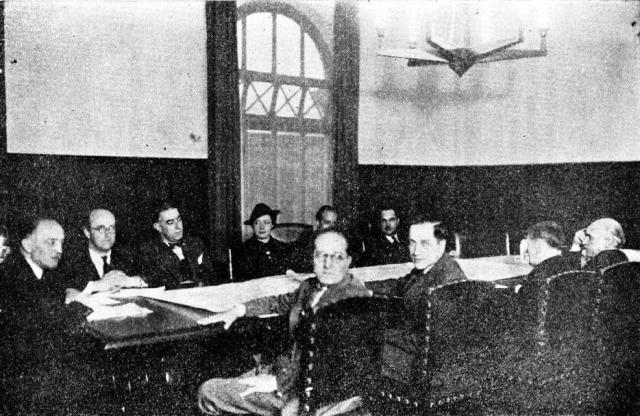 Sesión del Consejo Directivo de la UNC en 1942, presidida por el rector, Agustín Nieto Caballero, principal promotor del arribo de Mercedes Rodrigo, de la creación de la Sección de Psicotecnia y del examen psicotécnico de ingreso a la Universidad. Fuente: Archivo Histórico, Universidad Nacional de Colombia.