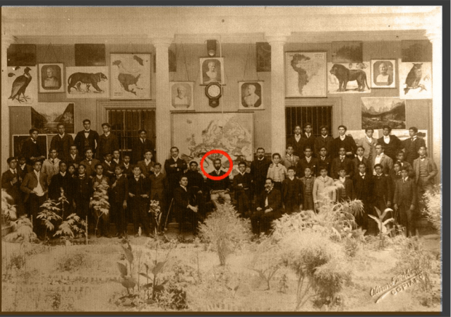Fotografía nº 1: Docentes y alumnos junto a Rómulo Peña. Escuela Normal de Copiapó. Colección Museo Regional de Copiapó. Sin fecha.