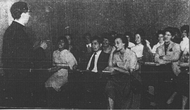 Fotografía nº 3: Profesor Hernán Larraín dictando clases en psicología de la Universidad Católica (Gracias a la generosidad académica de Gonzalo Salas por facilitar esta fotografía para este trabajo).