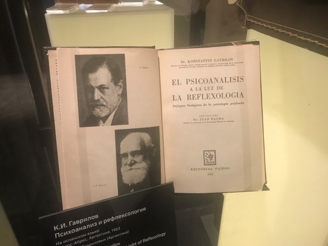 Vitrine dedicada ao biólogo, psicanalista, professor e pesquisador russo-argentino Konstatin Gavrilov (1908-1982) no Museu da Rússia no Estrangeiro (Museum of Russia Abroad), inaugurado em Moscou, Rússia, em 27 de maio de 2019.